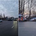 Kaune avaringoje sankryžoje susidūrė automobiliai, nukentėjo vairuotoja