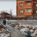 В российском селе дети облюбовали фекальную горку, возникшую из-за коммунальных долгов