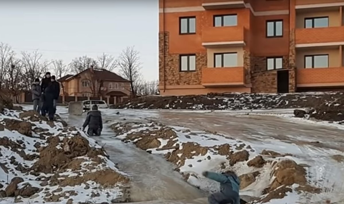 В российском селе дети катаются с горки из фекалий