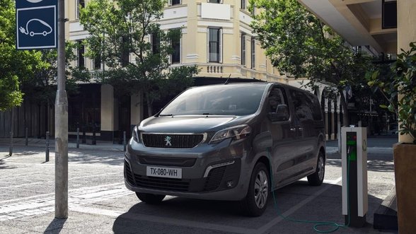 „Peugeot“ pristato naująjį elektrinį „e-Traveller“ ir daugiau galimybių kelionių metu