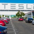 „Tesla“ įtariama sukčiavimu: bendrovė kaltinama klientų ir investuotojų klaidinimu