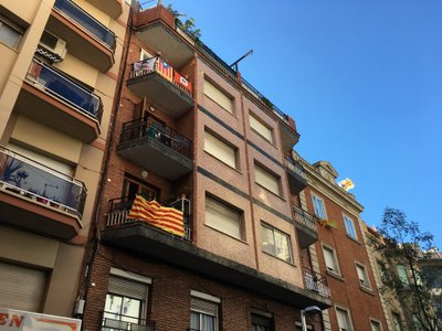 Katalonijos vėliavos namo Barselonoje balkonuose
