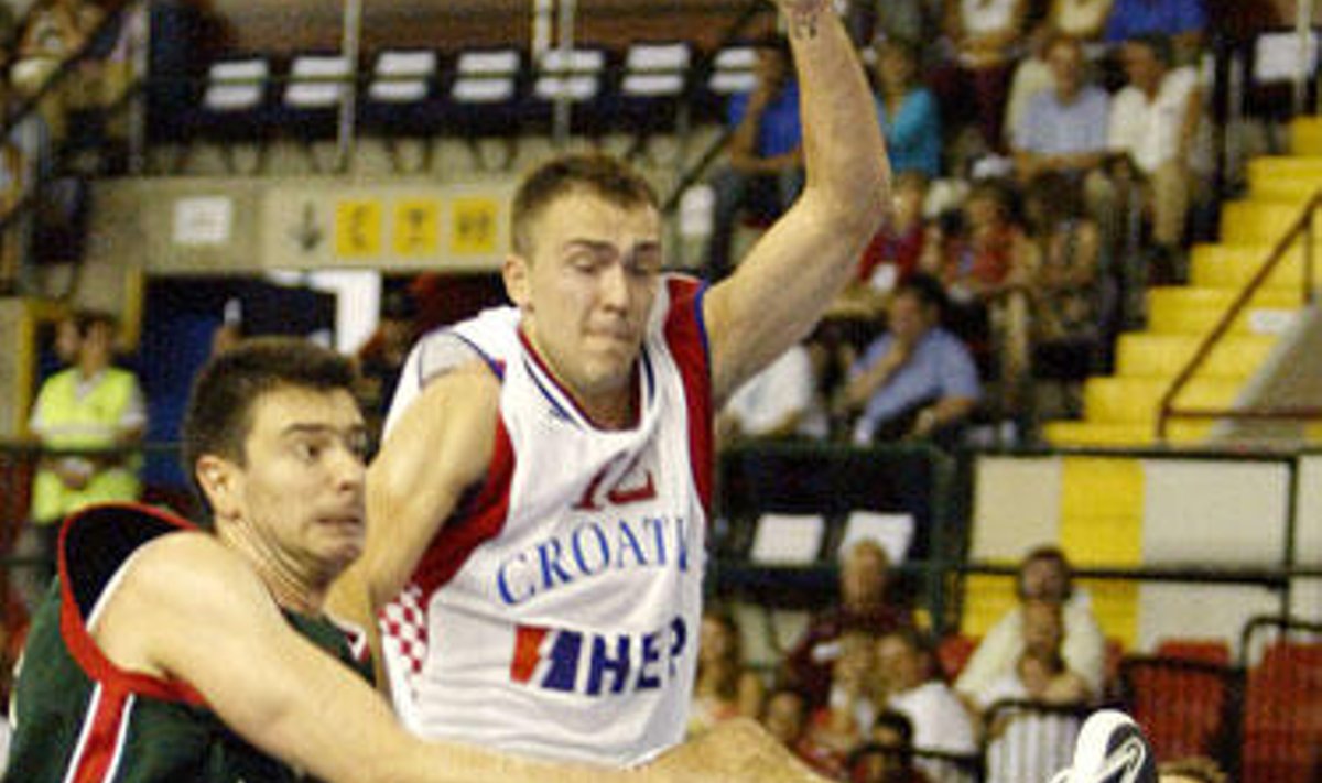 Kroatas Damiras Markota kovoja su Portugalijos krepšininkais