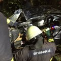 Neblaivus vairuotojas nuo kelio nulėkė laužydamas medžius – medikams jo išgelbėti nepavyko