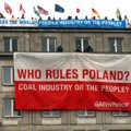 „Greenpeace“ protestavo ant Lenkijos ministerijos stogo