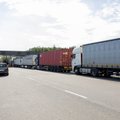 Lenkijoje eilėse prie Ukrainos sienos laukia maždaug 2 300 sunkvežimių