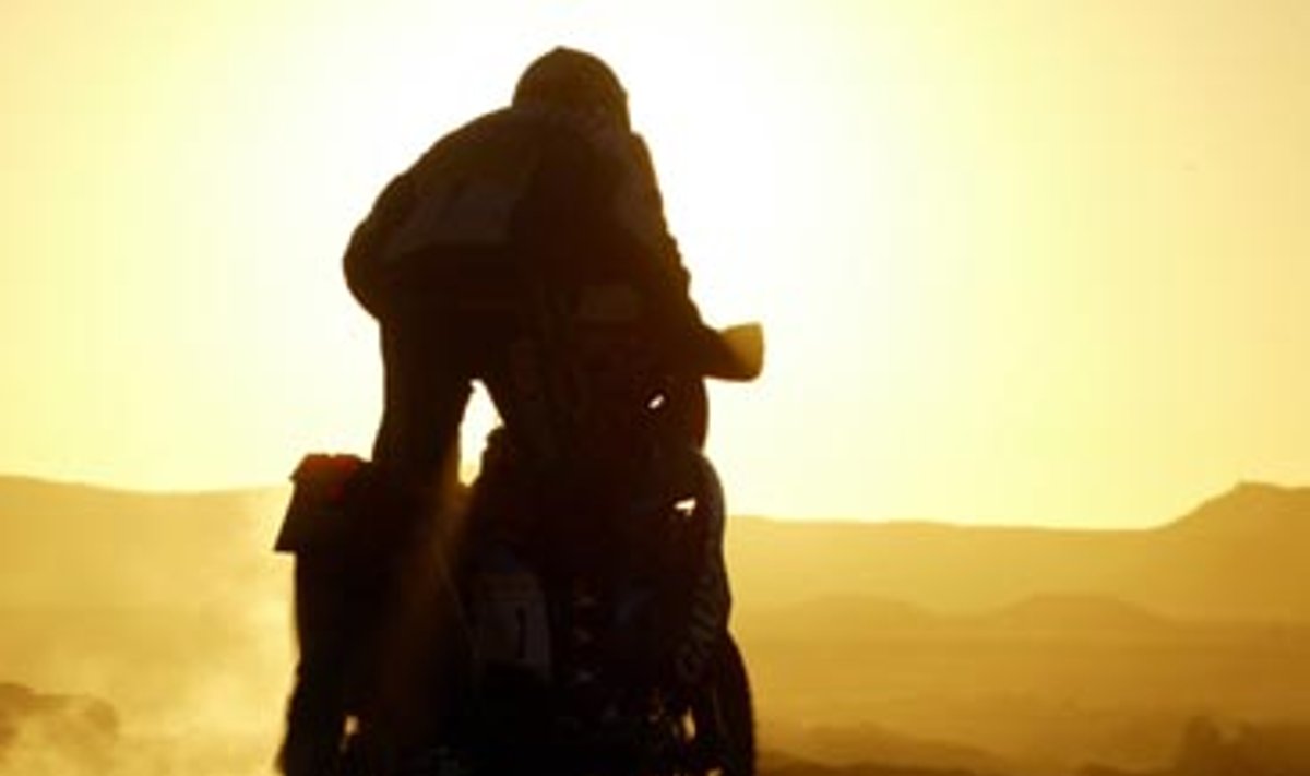 Sausio 10-ąją darytoje nuotraukoje užfiksuotas Italijos motociklininkas Fabrizio Meonis lekiantis per dykumą Dakaro ralyje. 2001-ųjų ir 2002-ųjų metų ralio nugalėtojas F.Meonis antradienį 11-ojo etapo metu patyrė širdies smūgį ir mirė. Lenktynininkui buvo 47-eri. 