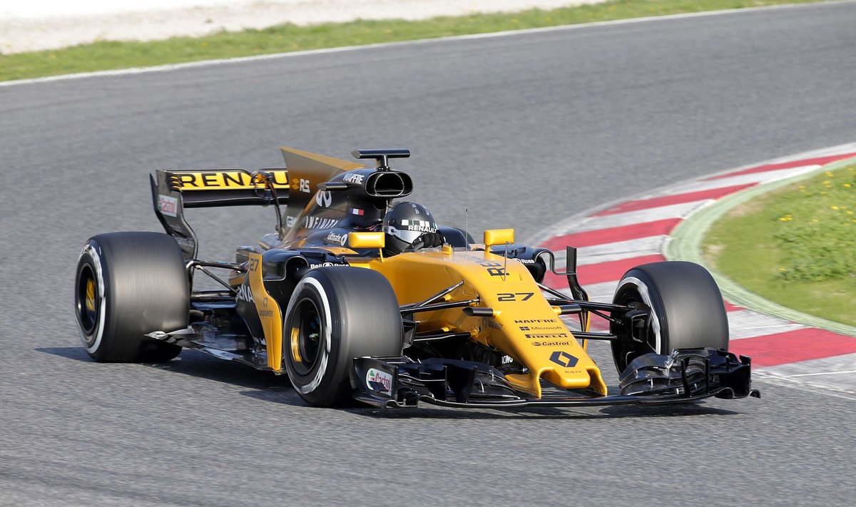 F-1 "Renault" naujas automobilis Barselonos trasoje