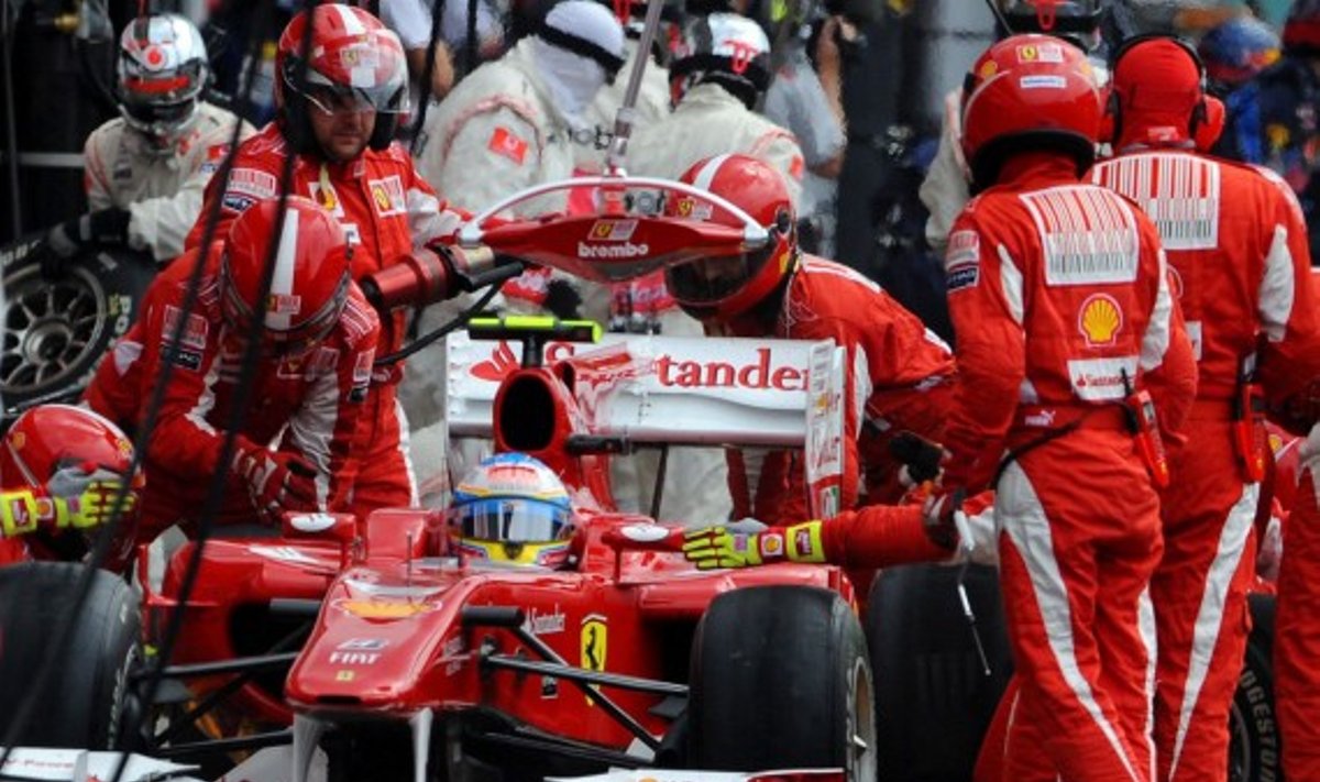 "Ferrari" komandos mechanikai prie automobilio  