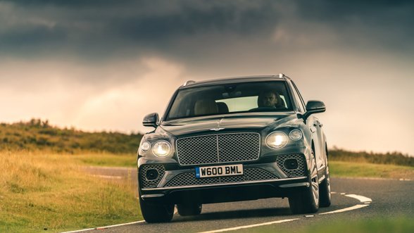 „Bentley“ nusprendė, kuris modelis bus pirmasis hibridas – pasirinko SUV