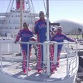 Krepšinio virtuozai iš „Harlem Globetrotters“ demonstravo įvarius triukus laive