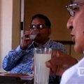 Indijoje bus gaminamas gėrimas su karvių šlapimu