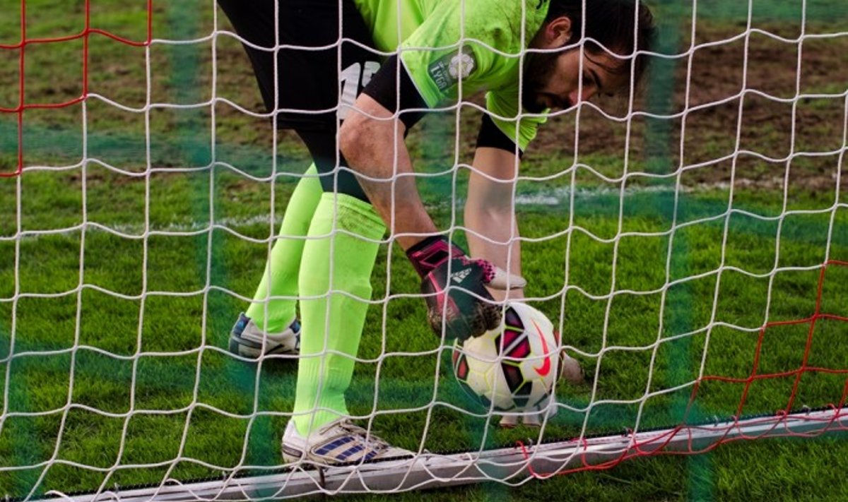 "Kruojos" vartininkas Felipe Gomesas traukia kamuolį iš tinklo (fksuduva.lt nuotr.)