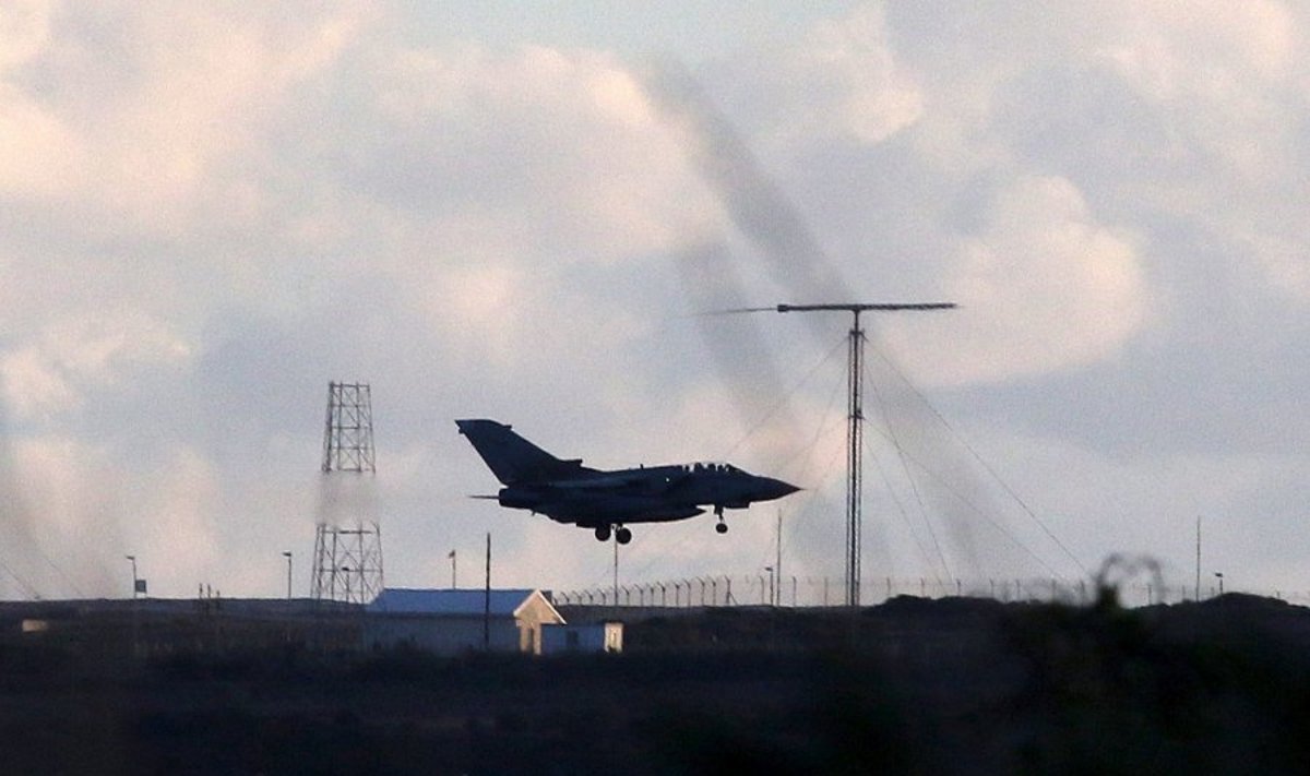 Karališkųjų oro pajėgų (RAF) naikintuvai „Tornado“ grįžo iš „pirmosios puolamosios operacijos virš Sirijos