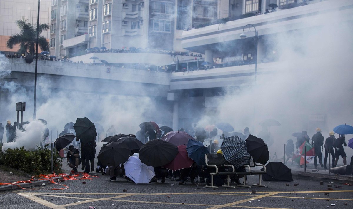 Kinijai švenčiant Nacionalinę dieną Honkonge vyksta mitingai už demokratiją