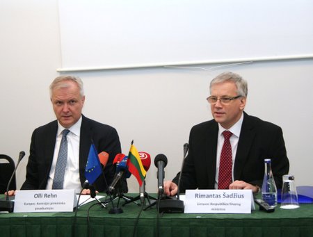 Olli Rehnas ir Rimantas Šadžius (Finansų ministerijos nuotr.)