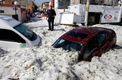 Po didelės krušos Gvadalacharos gatves padengė 1,5 metro storio ledas