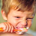 Odontologė įvardijo dvi skanias priežastis, kodėl taip sparčiai genda vaikų dantys
