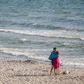 Sklandžios atostogos: specialistas įspėja, kada vandens pramogų paplūdimyje verčiau atsisakyti