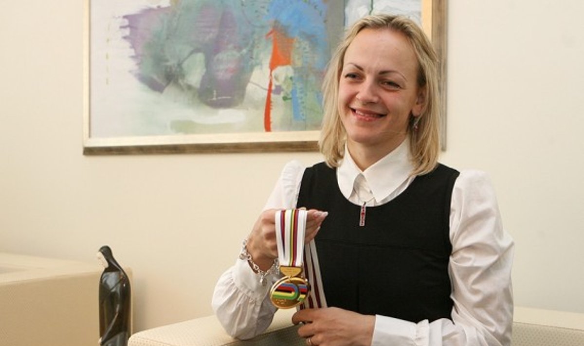 Simona Krupeckaitė demonstruoja medalius