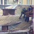 Liudininkai nufilmavo M. Saakašvilio sulaikymą ant namo stogo