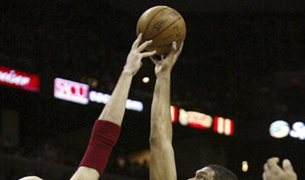 Žydrūno Ilgausko ("Cavaliers") ir Timo Duncano ("Spurs") dvikova
