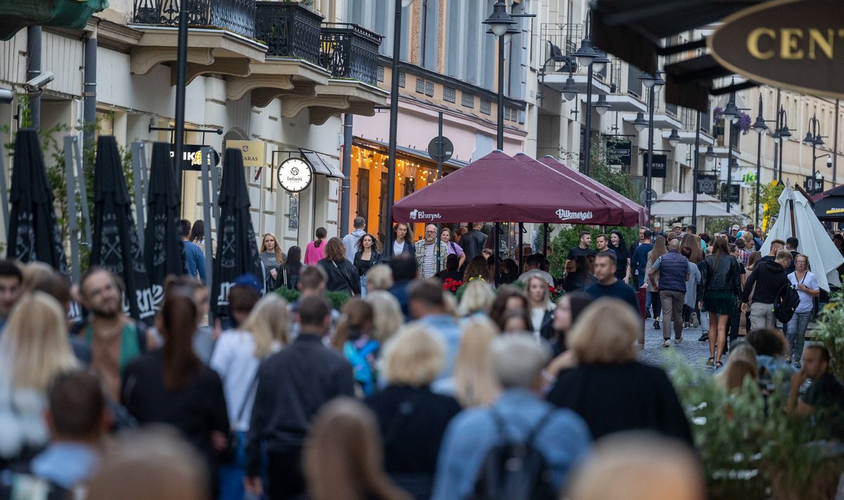 Vilniaus gatvėse – daugybė švenčiančių: baruose sunku rasti vietą prisėsti