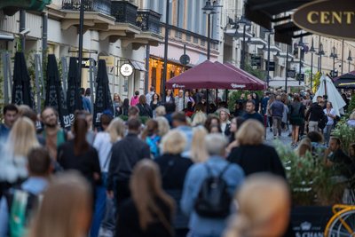 Vilniaus gatvėse – daugybė švenčiančių: baruose sunku rasti vietą prisėsti