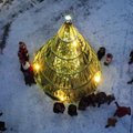 Kalėdinei eglutei Šaukėnuose tautodailininkai sunaudojo tūkstančius virvelių