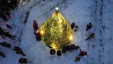 Kalėdinei eglutei Šaukėnuose tautodailininkai sunaudojo tūkstančius virvelių