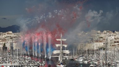 Į Prancūziją istoriniu laivu atplukdyta olimpinė ugnis – ceremoniją stebės 150 tūkst. žmonių
