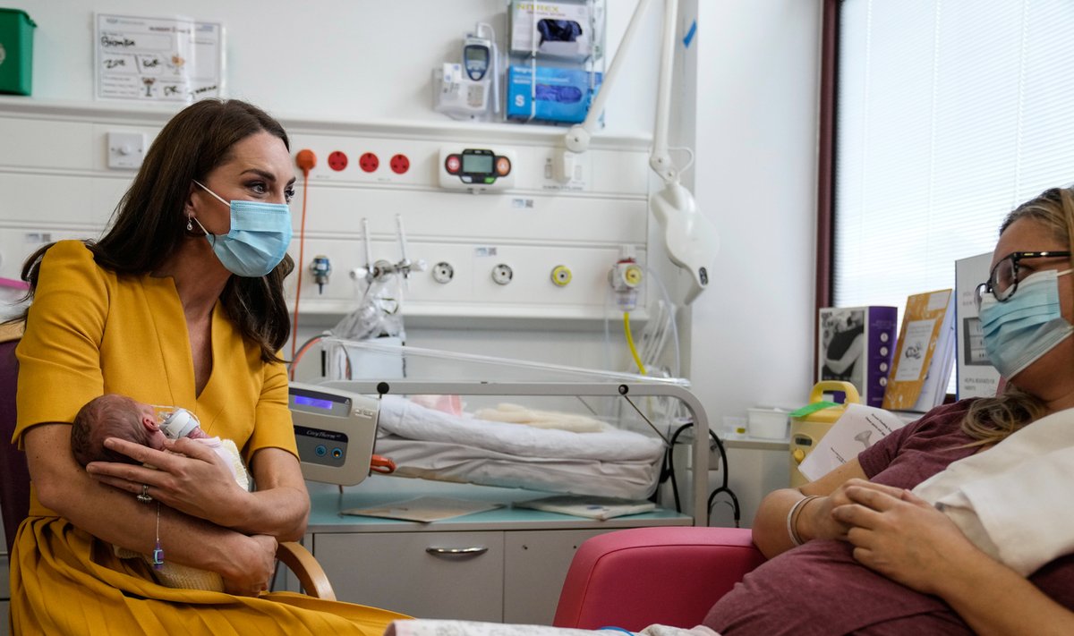 Kate Middleton apsilankė Karališkojoje Sario grafystės ligoninėje.