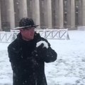 Vatikane kunigai surengė tikrą sniego mūšį