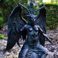 Ar populiariausias žaislų gamintojas išleido okultizmo simbolį vaizduojančią lėlę Barbę?