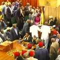 Ugandos parlamentarai santykius aiškinosi kumščiais