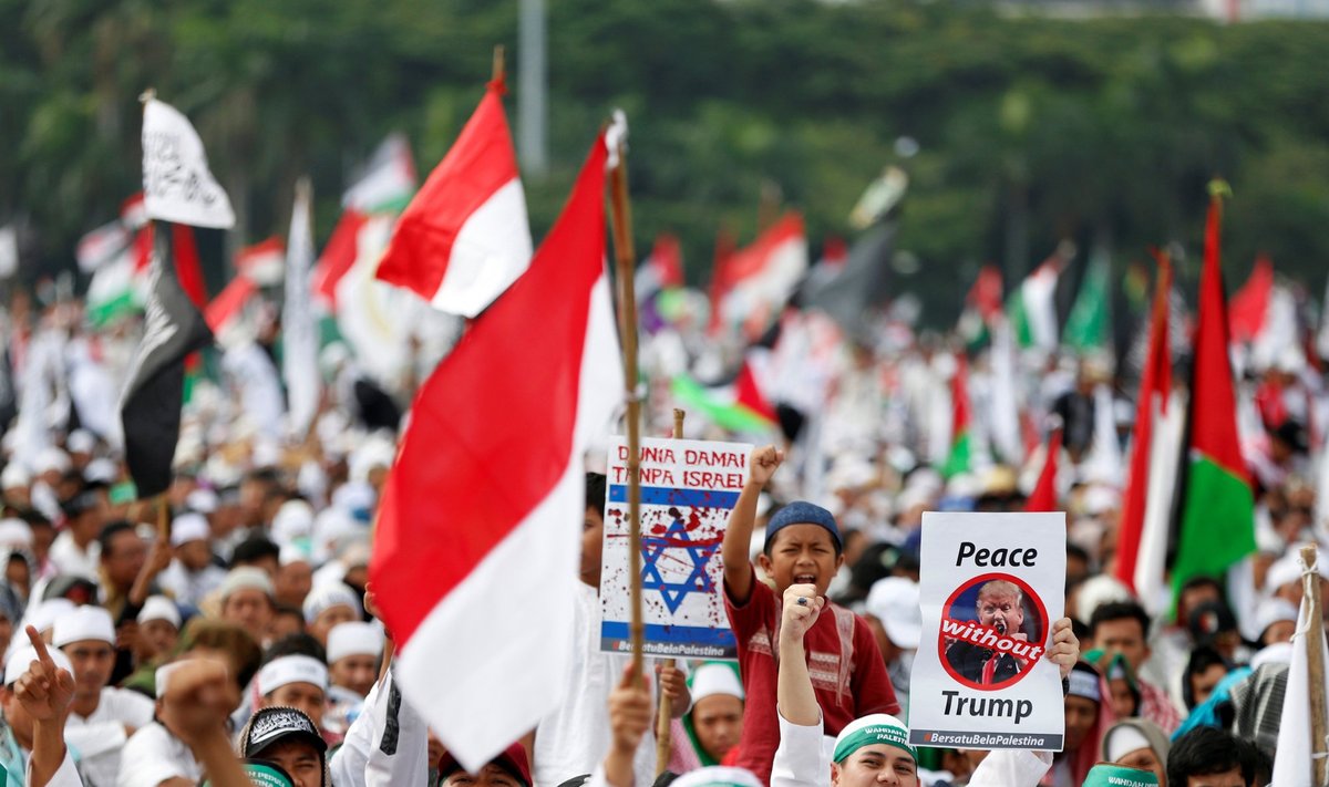 Tūkstančiai žmonių Indonezijoje protestavo prieš JAV sprendimą dėl Palestinos
