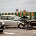 Vilniuje policijai nepaklusęs stabdomas girtas vairuotojas apdaužė automobilius