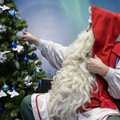 Laplandijoje turistai pildo Kalėdų Senelio maišą pinigais