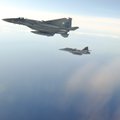 Žvilgsnis iš arti į griausmingą NATO naikintuvų skrydį