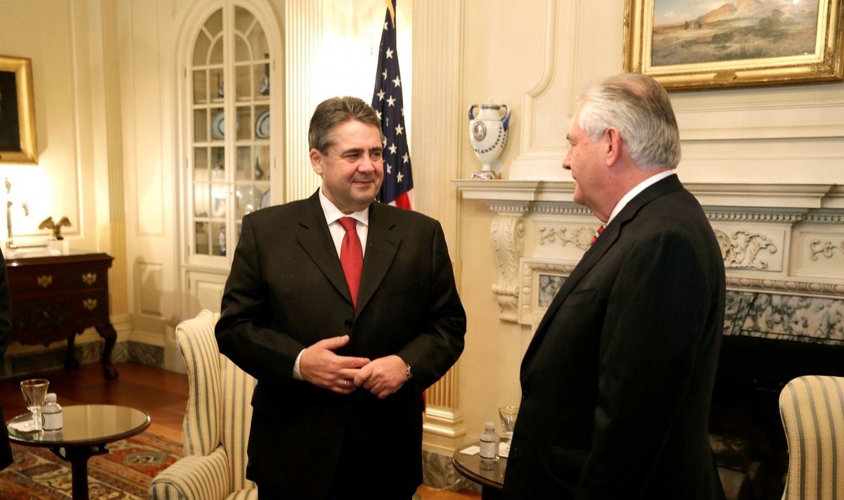 Vokietijos užsienio reikalų ministras Sigmaras Gabrielis ir JAV valstybės sekretorius Rexas Tillersonas 