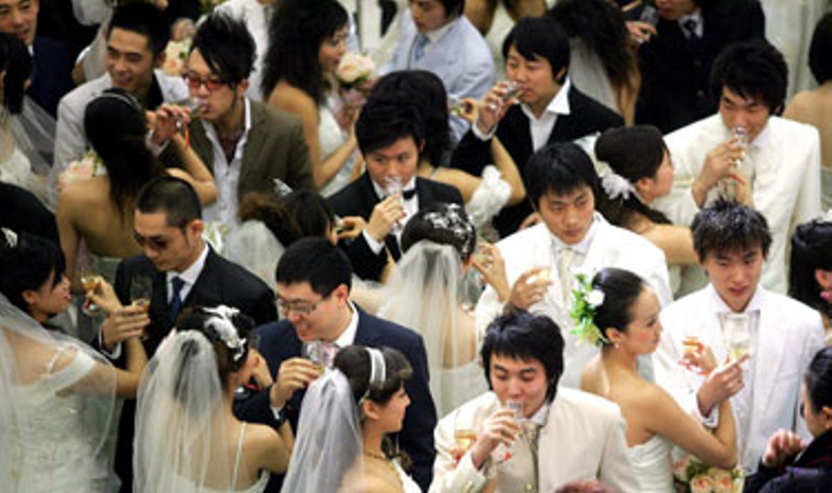 Masinės vestuvės viename Kinijos prekybos centrų.