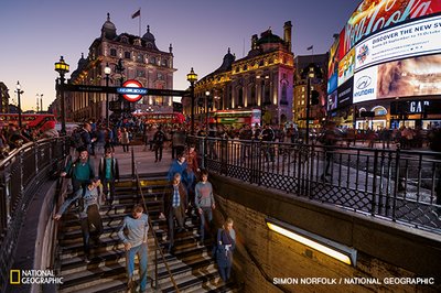  Vakare į namus važiuojantys miestiečiai leidžiasi į metro stotelę Pikadilio aikštėje Londono centre. Kasant naują metro liniją aptikta tūkstančiai radinių, liudijančių miesto istoriją nuo akmens amžiaus iki šių dienų.