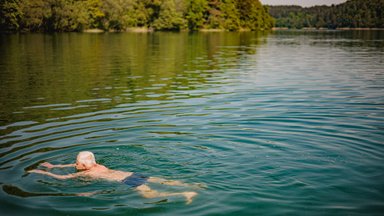 Šiltas ežero vanduo savyje slepia ir labai nemalonių staigmenų: pirmieji simptomai – niežtinti oda ir bėrimai