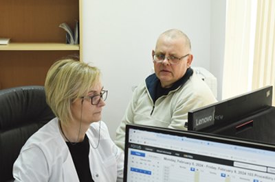 47-erių kretingiškis Albinas Šerputis. Šalia jo slaugytoja Nijolė Gedrimienė.