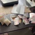 Sekdami pašto siuntos su kristalais pėdsakais, muitinės kriminalistai Vilniuje sulaikė 2,5 kg narkotikų ir jų platinimu įtariamus asmenis
