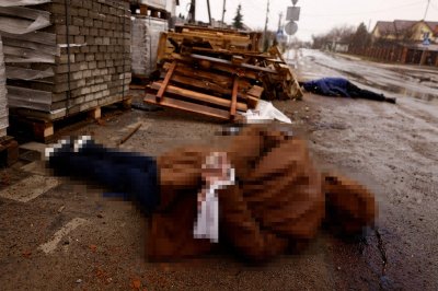 Nužudyto civilio kūnas surištomis už nugaros rankomis Bučos gatvėje. Liudininkų teigimu, auką nušovė rusų kariai. 2022 m. balandžio 3 d. 