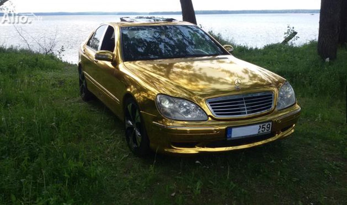 Aukso spalvos automobilis