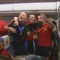 Ispanijos futbolininkai iškovotą titulą šventė ir lėktuve pakeliui namo