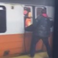Nuo dūmų Bostono metro keleiviai iš traukinio gelbėjosi pro išdaužtus langus