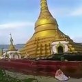 Nufilmuota: Mianmare per potvynį į upę nuvirto puošni budistų pagoda